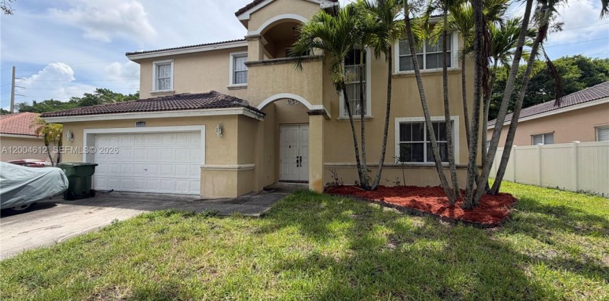 House in Pembroke Pines, Florida 5 bedrooms, 248.79 sq.m. № 2337572