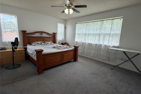 House in Pembroke Pines, Florida 5 bedrooms, 248.79 sq.m. № 2337572 - photo 14