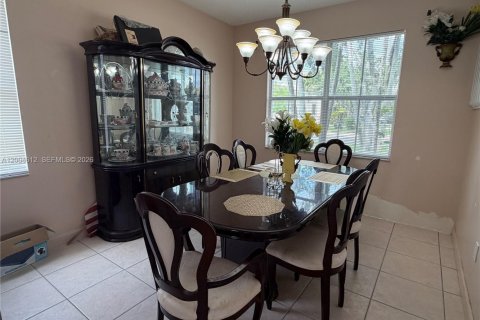 House in Pembroke Pines, Florida 5 bedrooms, 248.79 sq.m. № 2337572 - photo 2
