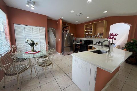 House in Pembroke Pines, Florida 5 bedrooms, 248.79 sq.m. № 2337572 - photo 3