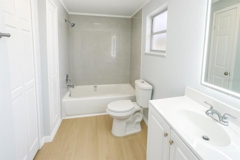 House in Spring Hill, Florida 2 bedrooms, 146.32 sq.m. № 1913764 - photo 8