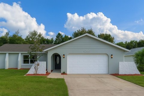 House in Spring Hill, Florida 2 bedrooms, 146.32 sq.m. № 1913764 - photo 1