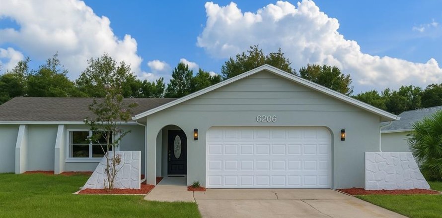 House in Spring Hill, Florida 2 bedrooms, 146.32 sq.m. № 1913764