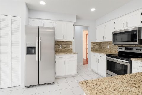 House in Spring Hill, Florida 2 bedrooms, 146.32 sq.m. № 1913764 - photo 3