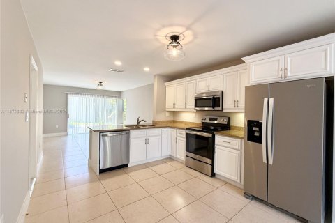 Villa ou maison à louer à Hollywood, Floride: 3 chambres, 190.08 m2 № 1924212 - photo 14