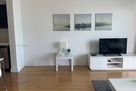 Condo in Miami, Florida, 1 bedroom № 2152545 - photo 5