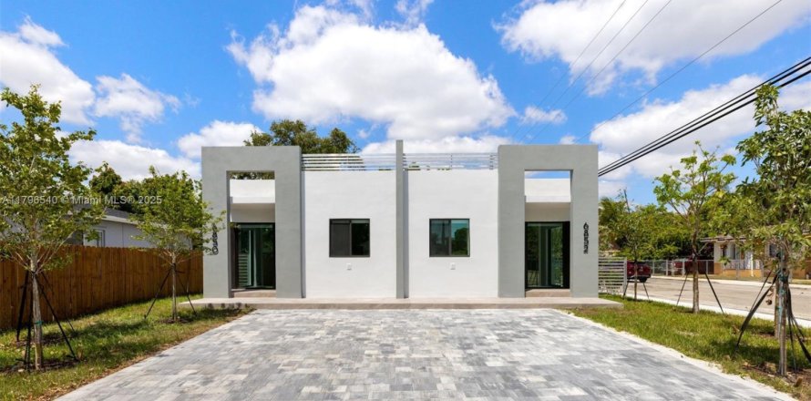 Propiedad comercial en Miami, Florida 260.13 m2 № 1940470