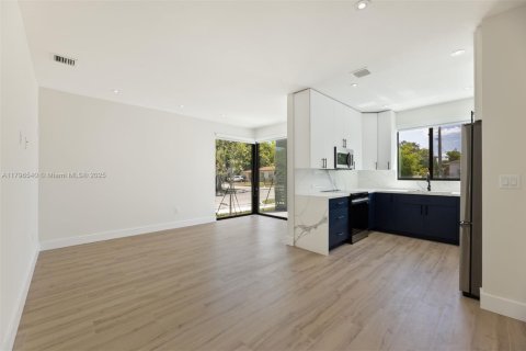 Propiedad comercial en venta en Miami, Florida, 260.13 m2 № 1940470 - foto 4