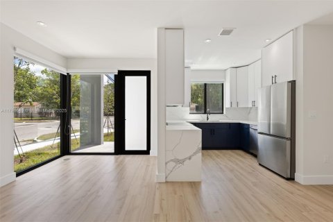 Propiedad comercial en venta en Miami, Florida, 260.13 m2 № 1940470 - foto 3