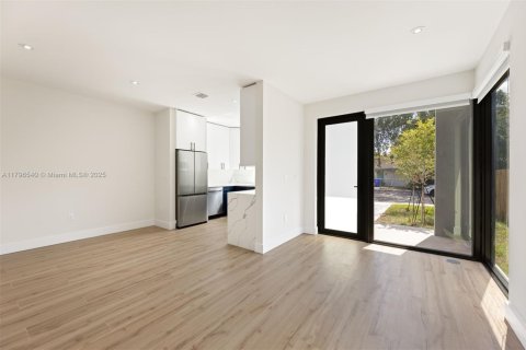 Propiedad comercial en venta en Miami, Florida, 260.13 m2 № 1940470 - foto 25