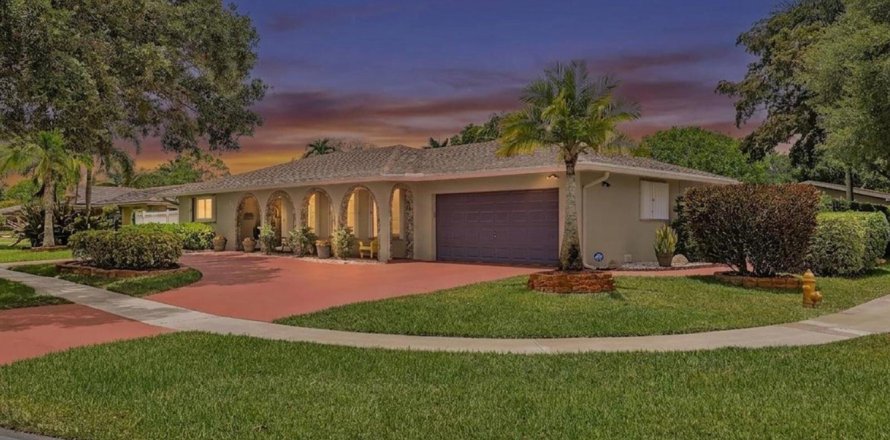 House in Plantation, Florida 4 bedrooms, 224.82 sq.m. № 2087467