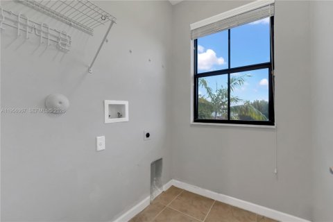 House in Homestead, Florida 5 bedrooms, 231.51 sq.m. № 2011890 - photo 6