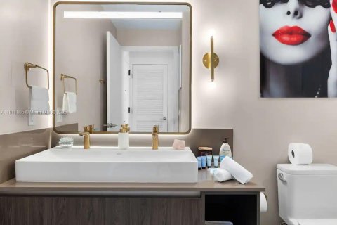 Condo in Miami, Florida, 1 bedroom  № 1967615 - photo 21