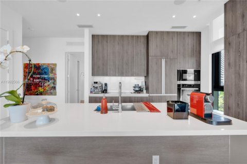 Condo in Miami, Florida, 2 bedrooms  № 2058782 - photo 18