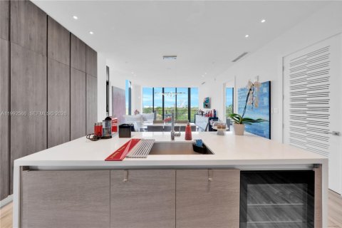 Condo in Miami, Florida, 2 bedrooms  № 2058782 - photo 14