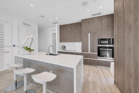 Condo in Miami, Florida, 2 bedrooms  № 2058782 - photo 12