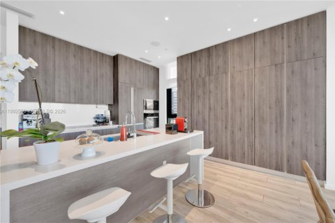 Condo in Miami, Florida, 2 bedrooms  № 2058782 - photo 17