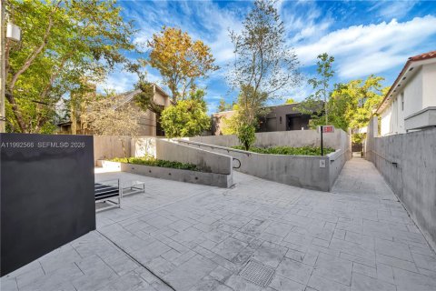 Condo in Miami, Florida, 2 bedrooms  № 2058782 - photo 6