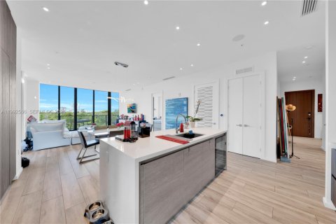 Condo in Miami, Florida, 2 bedrooms  № 2058782 - photo 13