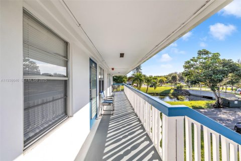 Condominio en venta en Deerfield Beach, Florida, 2 dormitorios, 76.18 m2 № 1994863 - foto 10