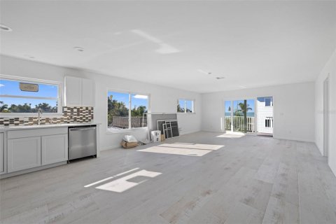 House in Bradenton Beach, Florida 6 bedrooms, 260.13 sq.m. № 932741 - photo 23