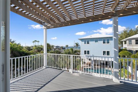 House in Bradenton Beach, Florida 6 bedrooms, 260.13 sq.m. № 932741 - photo 12