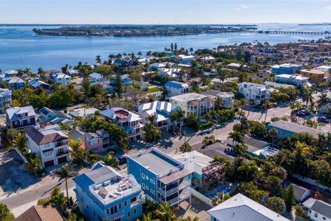House in Bradenton Beach, Florida 6 bedrooms, 260.13 sq.m. № 932741 - photo 4