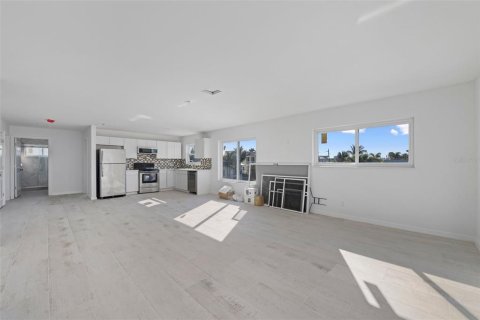 House in Bradenton Beach, Florida 6 bedrooms, 260.13 sq.m. № 932741 - photo 15