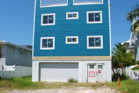 House in Bradenton Beach, Florida 6 bedrooms, 260.13 sq.m. № 932741 - photo 1