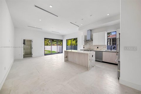Townhouse in Miami, Florida 4 bedrooms, 243.4 sq.m. № 1839516 - photo 19
