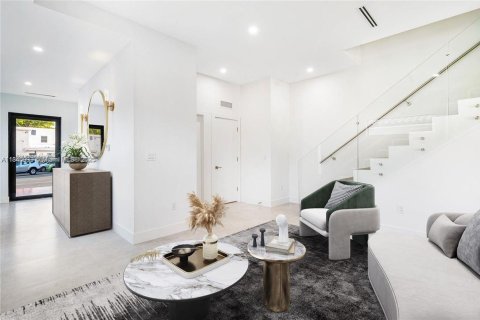 Townhouse in Miami, Florida 4 bedrooms, 243.4 sq.m. № 1839516 - photo 2