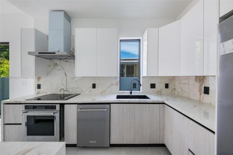 Townhouse in Miami, Florida 4 bedrooms, 243.4 sq.m. № 1839516 - photo 24