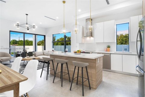 Townhouse in Miami, Florida 4 bedrooms, 243.4 sq.m. № 1839516 - photo 4