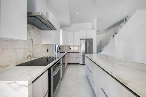 Townhouse in Miami, Florida 4 bedrooms, 243.4 sq.m. № 1839516 - photo 23
