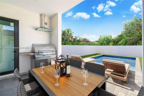Townhouse in Miami, Florida 4 bedrooms, 243.4 sq.m. № 1839516 - photo 14