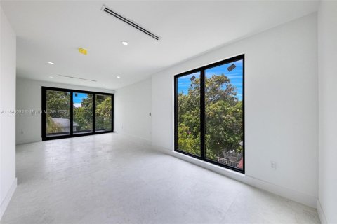 Townhouse in Miami, Florida 4 bedrooms, 243.4 sq.m. № 1839516 - photo 26