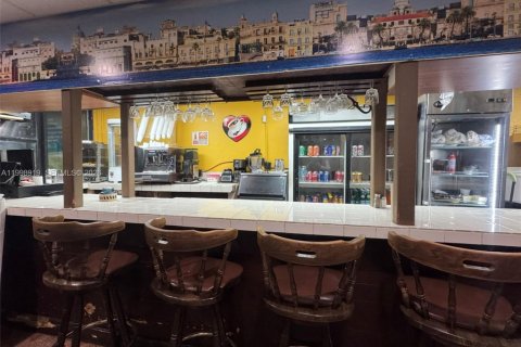 Commercial property in Miami, Florida № 2060972 - photo 2