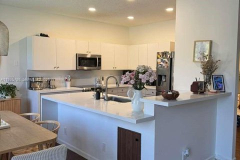 House in Weston, Florida 4 bedrooms, 255.67 sq.m. № 1993992 - photo 8