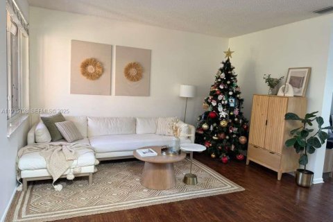 House in Weston, Florida 4 bedrooms, 255.67 sq.m. № 1993992 - photo 3