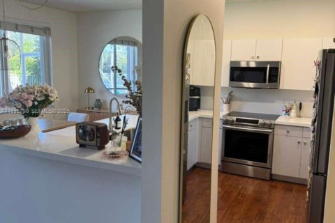 House in Weston, Florida 4 bedrooms, 255.67 sq.m. № 1993992 - photo 10