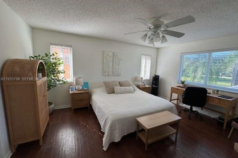 House in Weston, Florida 4 bedrooms, 255.67 sq.m. № 1993992 - photo 19