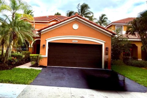 House in Weston, Florida 4 bedrooms, 255.67 sq.m. № 1993992 - photo 1