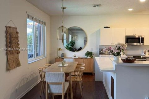 House in Weston, Florida 4 bedrooms, 255.67 sq.m. № 1993992 - photo 7