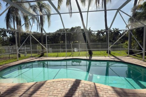 House in Weston, Florida 4 bedrooms, 255.67 sq.m. № 1993992 - photo 16