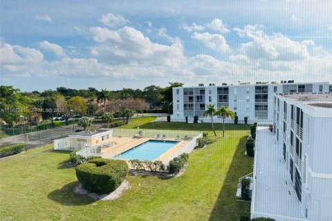 Condo in Pembroke Pines, Florida, 1 bedroom  № 2052846 - photo 15