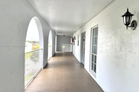 Condo in Pembroke Pines, Florida, 1 bedroom  № 2052846 - photo 16