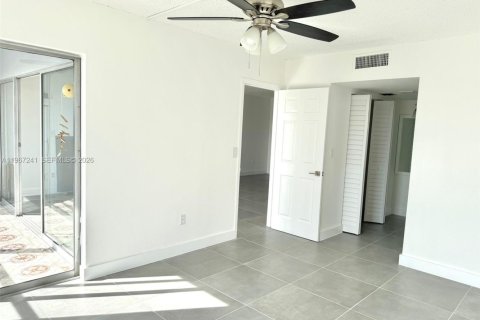 Condo in Pembroke Pines, Florida, 1 bedroom  № 2052846 - photo 10