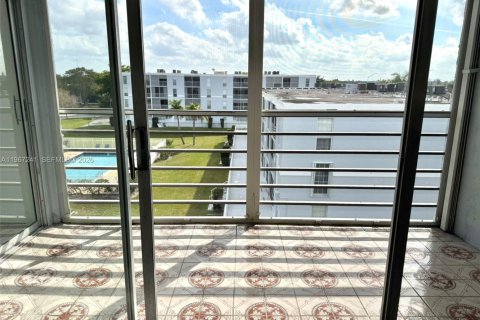 Condo in Pembroke Pines, Florida, 1 bedroom  № 2052846 - photo 14