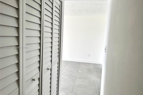 Condo in Pembroke Pines, Florida, 1 bedroom  № 2052846 - photo 11