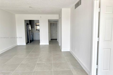 Condo in Pembroke Pines, Florida, 1 bedroom  № 2052846 - photo 7